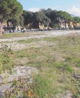 A sinistra l’area dove nascerà il nuovo Mediterraneo a destra Enrico Bogazzi