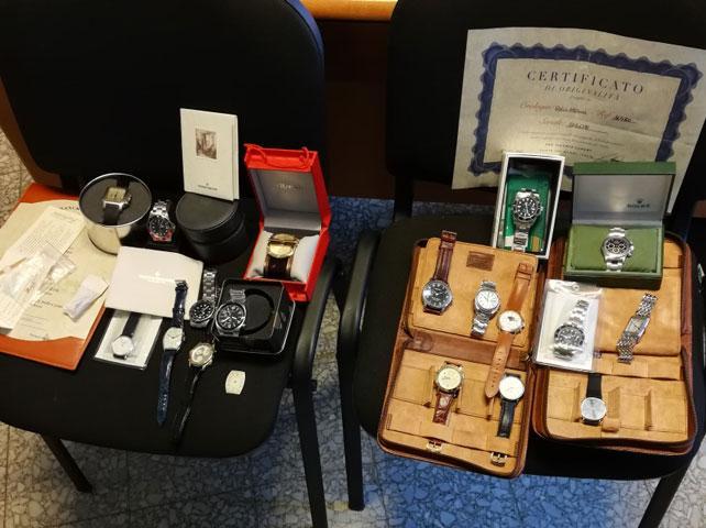 Gli orologi per un valore di 30.000 euro trovati nell’abitazione dell’elettricista e finiti sotto sequestro