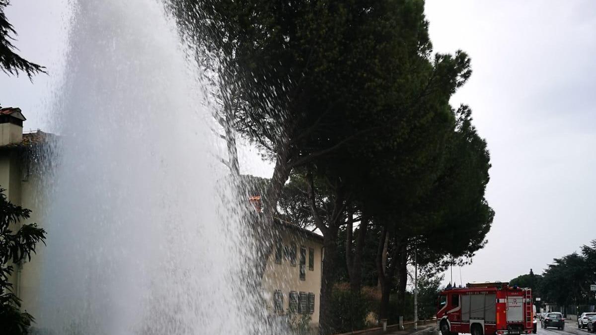 La fontana d'acqua prodotta dalla rottura dell'idrante in via del Molinuzzo