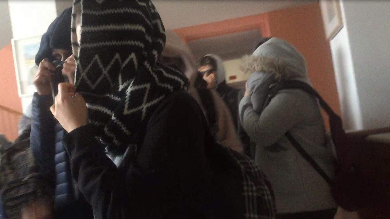 Alcuni studenti incappucciati in fuga dal Matteotti