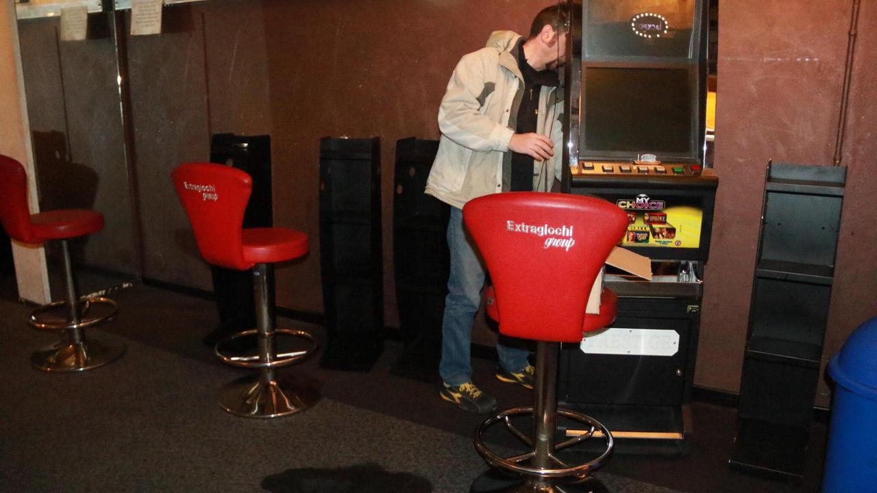 L'interno della sala slot di piazza Mercatale (foto Sproviero/Batavia)