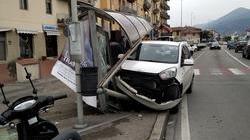 La pensilina distrutta dall'auto in via Fiorentina (foto di Cesare Bernabò)