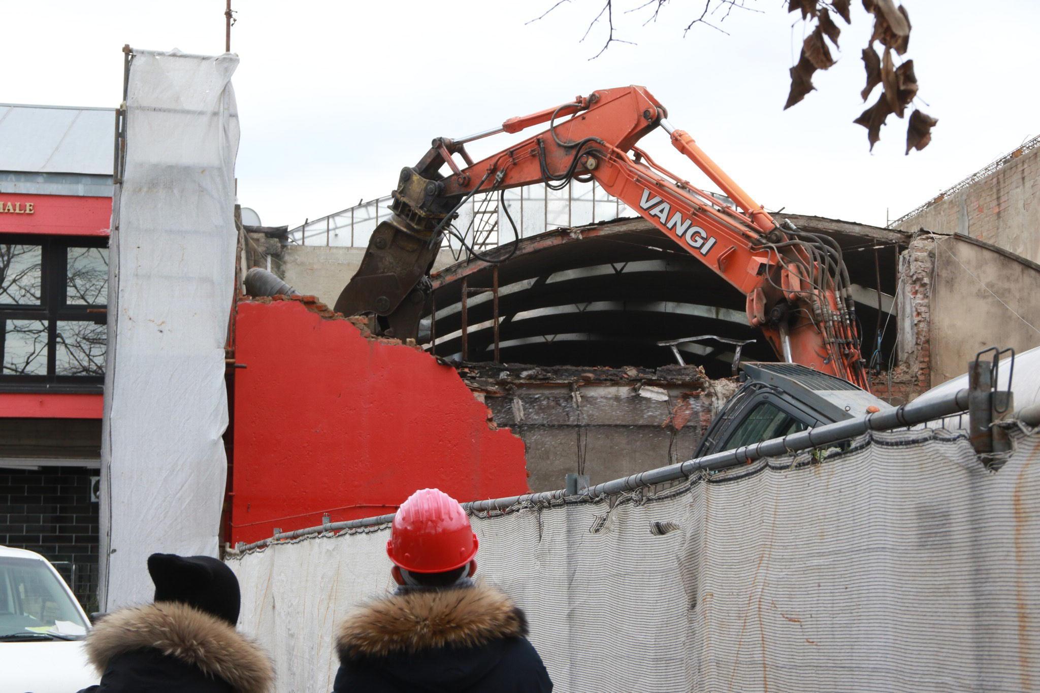 I lavori di abbattimento della ex fabbrica Pieri in via Filzi (foto Sproviero/Batavia)