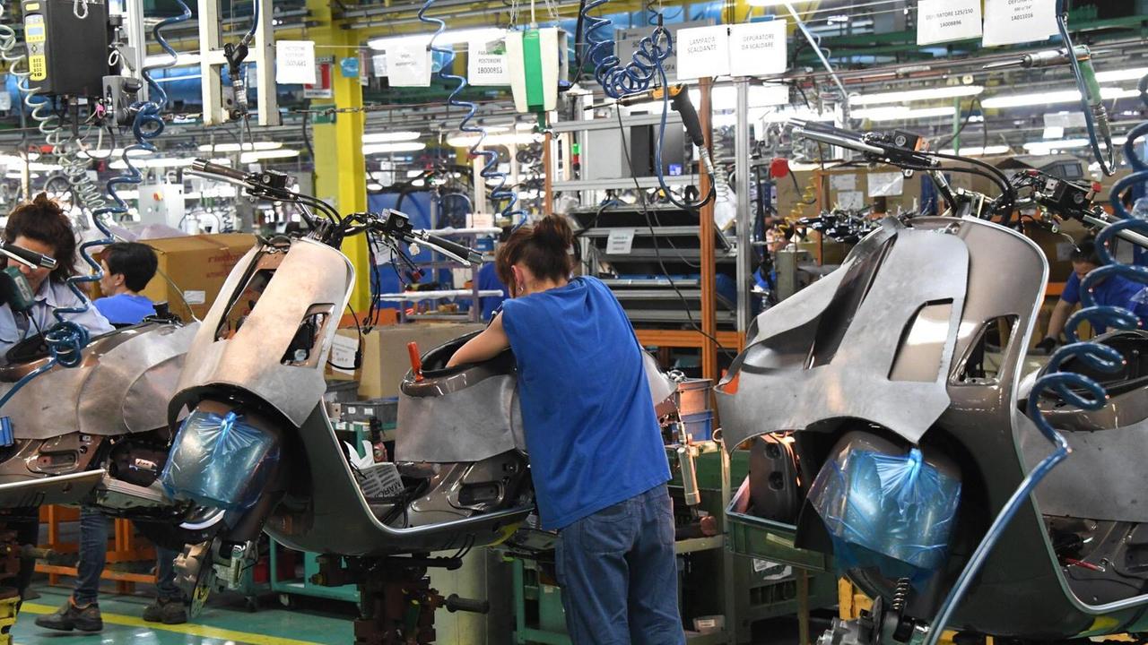 Operai al lavoro nello stabilimento Piaggio di Pontedera
