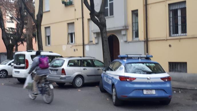 Modena, vuole i soldi per la droga e aggredisce la sorella con un coltello da cucina