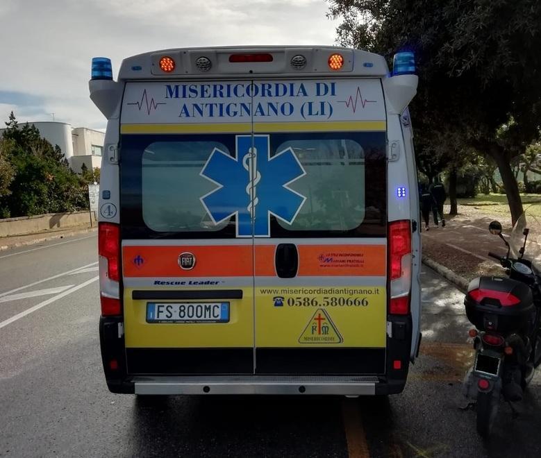 78enne investito da un motorino mentre attraversa la strada