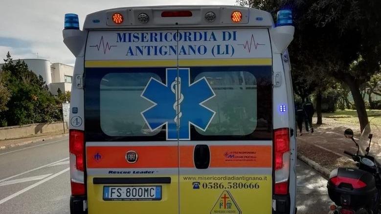 78enne investito da un motorino mentre attraversa la strada