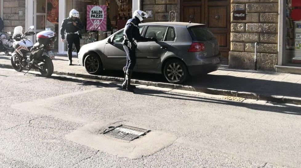 Parcheggia sul marciapiede in via Ricasoli: solo una multa 
