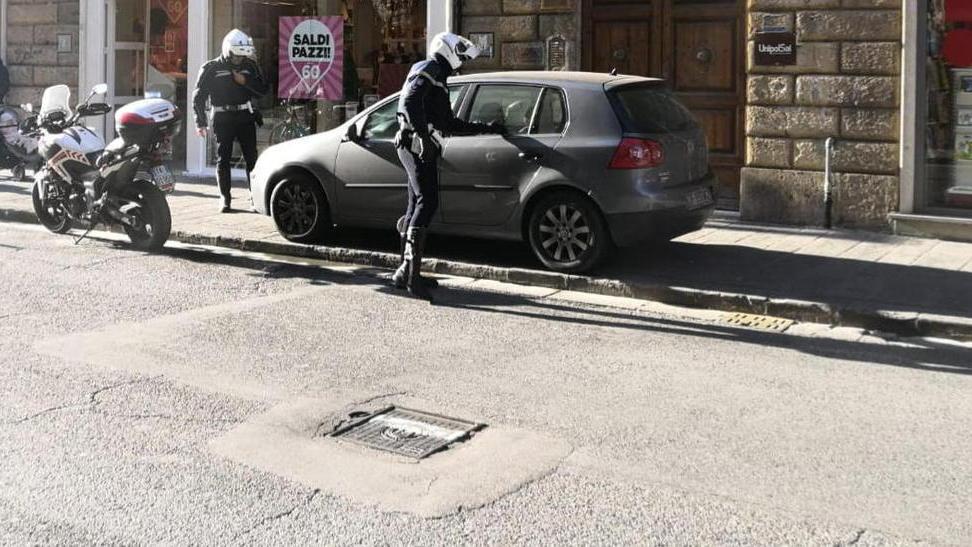 Parcheggia sul marciapiede in via Ricasoli: solo una multa