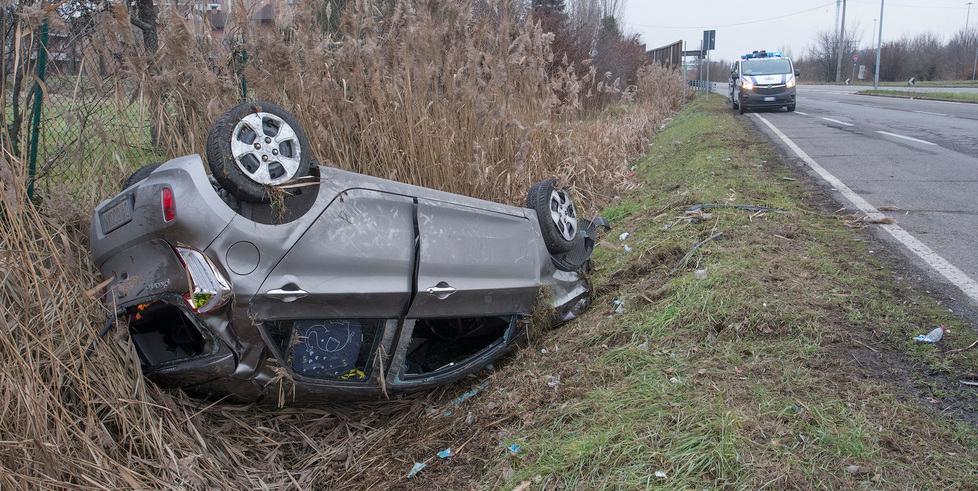 Auto sbanda e si rovescia