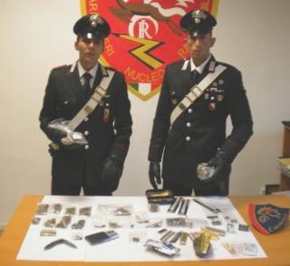 La droga e altro materiale sequestrato ai ragazzi all’Abetone prima di Capodanno