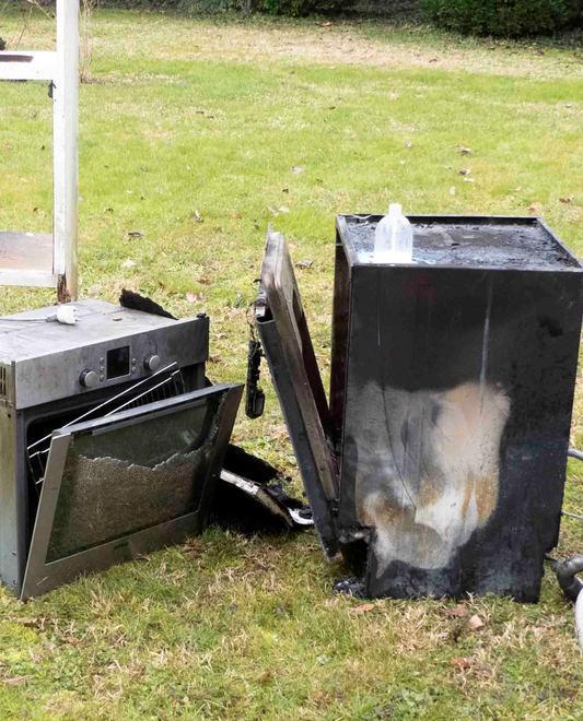 Un corto circuito alla lavatrice fa scoppiare l’incendio in casa 