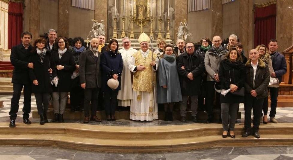 Coppie inossidabili festeggiano in duomo un “Sì” per la vita 