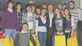 A sinistra il gruppo della categoria Ragazzi premiato per gli ottimi risultati della stagione agonistica 2009 Qui sopra i maestri d’ascia limitesi che hanno insegnato la loro arte ai giovani con un corso e a destra i portacolori della categoria Allievi che si sono messi in luce nel corso dell’ultimo anno