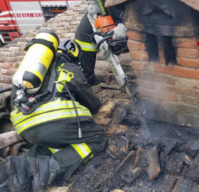 Le fiamme distruggono una porzione di tetto