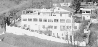 Il residence Rappo d’oro, a destra l’ex proprietario Eliano Floriani