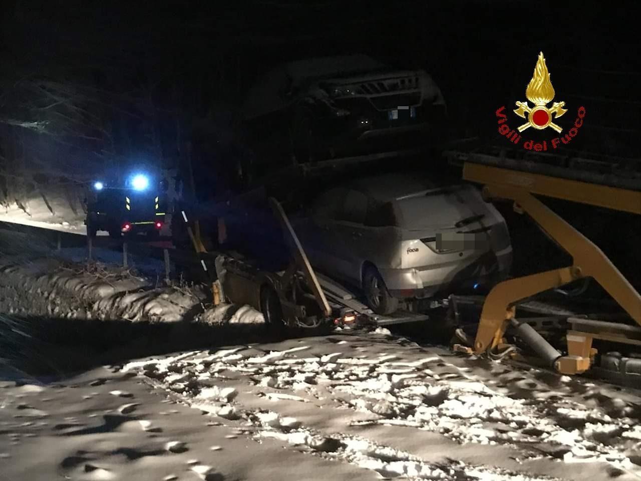 Neve nel Grossetano, recuperato con l'autogru un camion finito fuori strada 