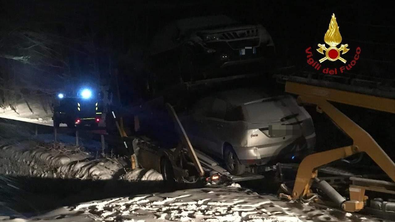 Neve nel Grossetano, recuperato con l'autogru un camion finito fuori strada