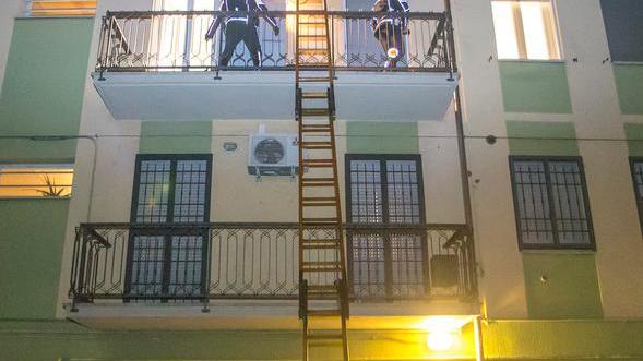 Modena, banda di ladri s’arrampica e saccheggia due case
