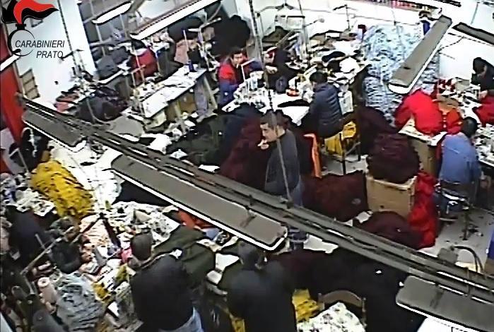 Il lavoro in confezione ripreso dalle telecamere dei carabinieri