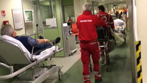 Anziana cade dalla barella e batte la testa sul pavimento 