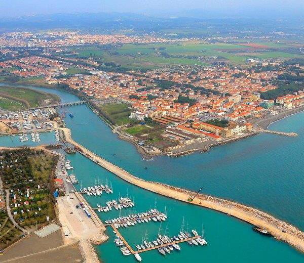 Una veduta del porto di Cecina
