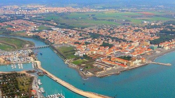 Una veduta del porto di Cecina