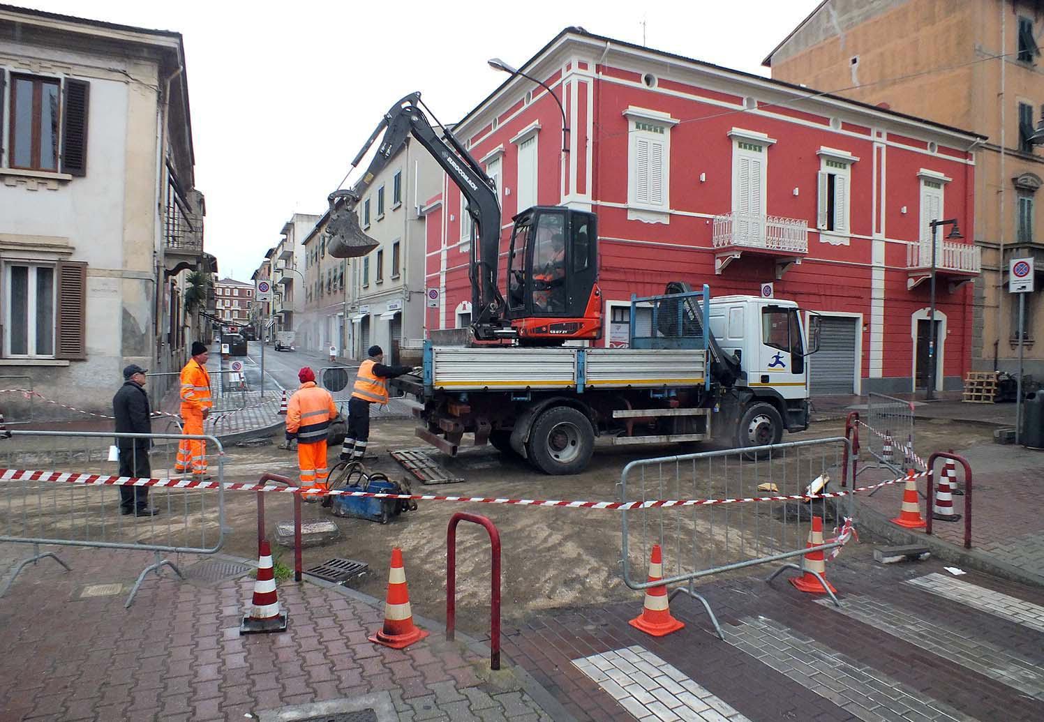 Lavori di rifacimento del manto stradale di via Fucini (foto Paolo Barlettani)
