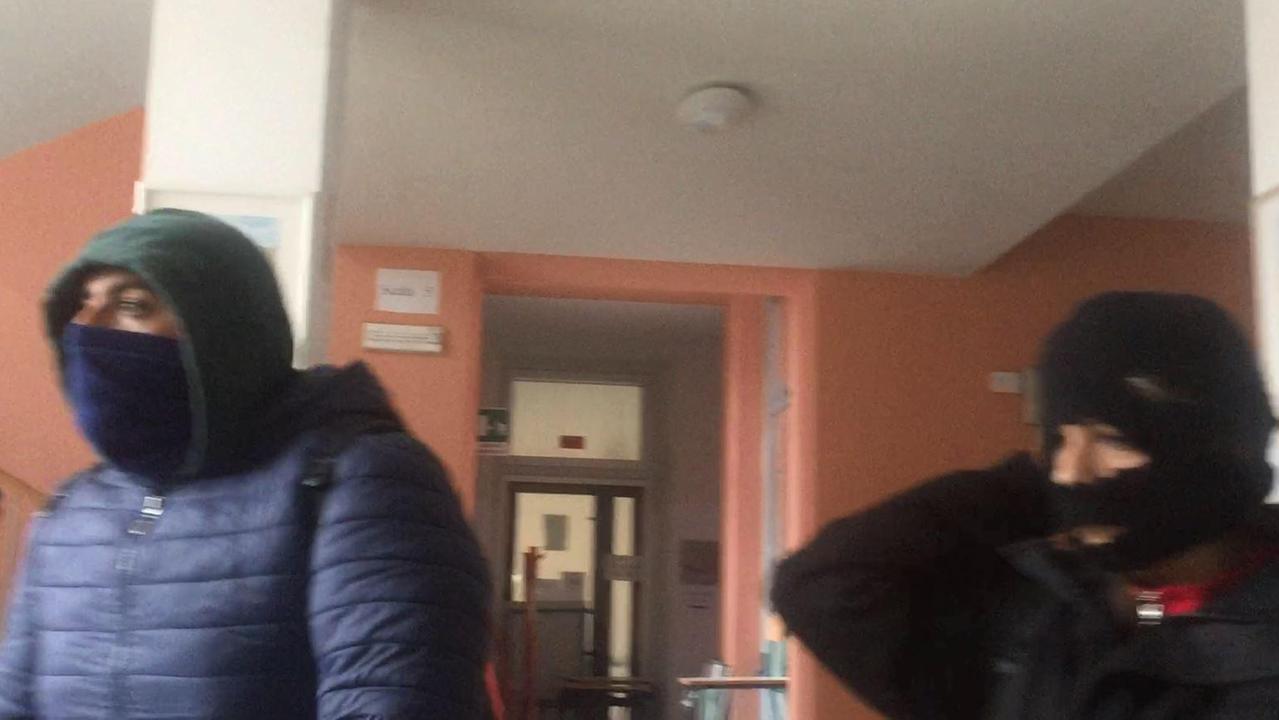Alcuni degli studenti incappucciati durante l'"occupazione"