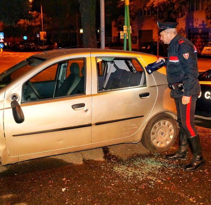 Otto auto danneggiate e due carabinieri feriti 
