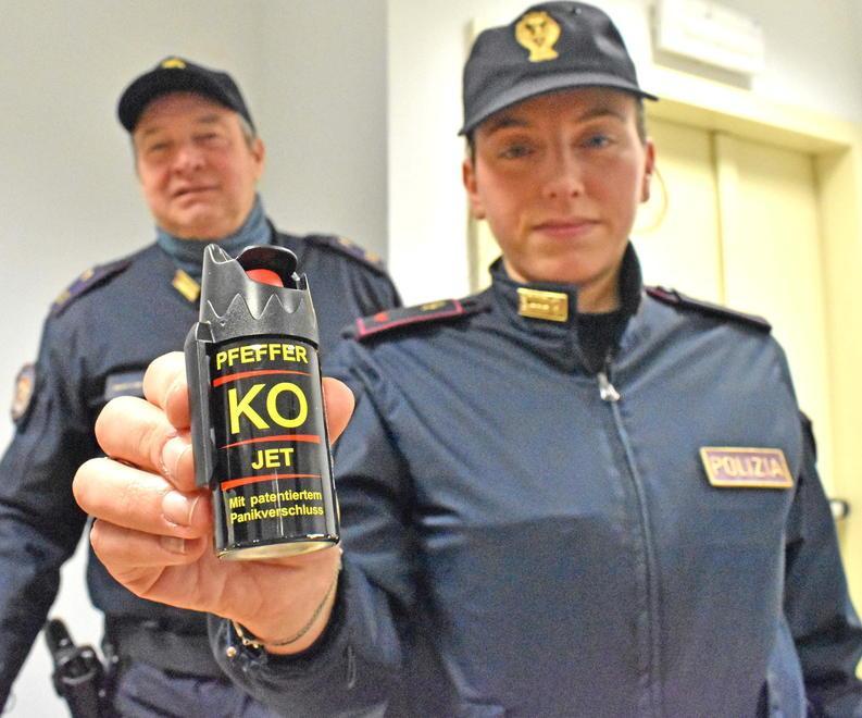 La confezione illegale di spray al peperoncino utilizzata dai due denunciati (foto Gori)