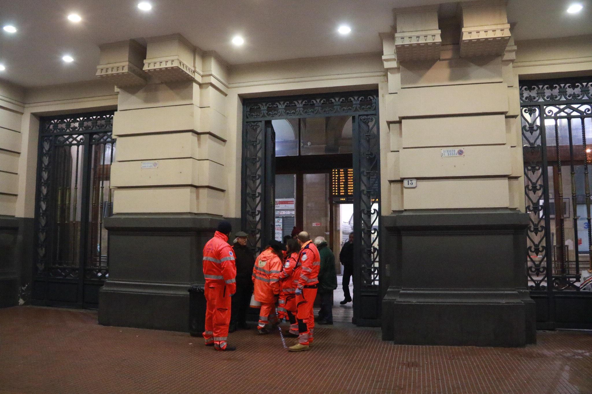Volontari della Pubblica Assistenza alla stazione centrale (foto d'archivio)
