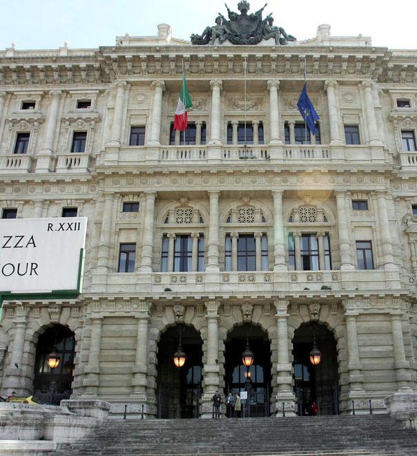 Tentò di sgozzare una prostituta a Marina. Non tradussero gli atti, ma rimane in carcere 