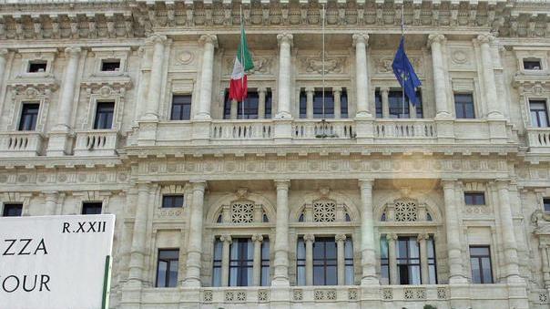 Tentò di sgozzare una prostituta a Marina. Non tradussero gli atti, ma rimane in carcere