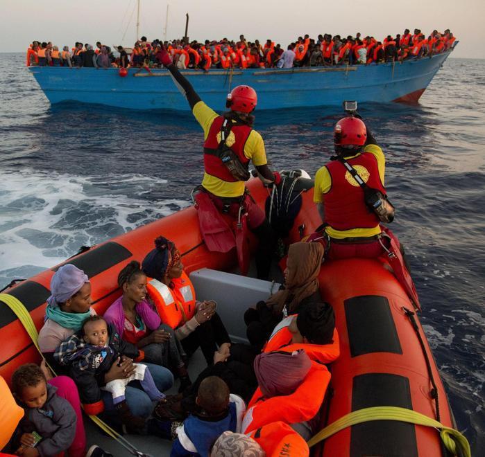 Vittime dei naufragi, appello del vescovo «Sono vite disperate, preghiamo per loro» 