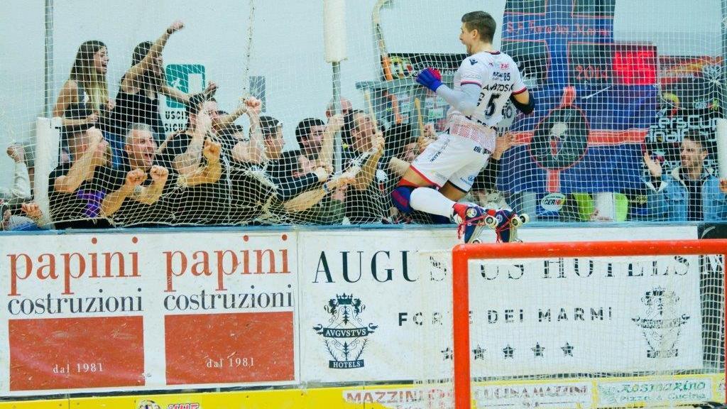 Ambrosio del Forte esulta dopo il gol del definitivo 2-2