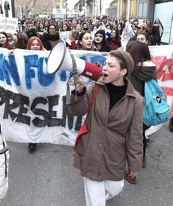 La protesta torna in piazza e dal corteo arriva la condanna agli studenti-vandali 
