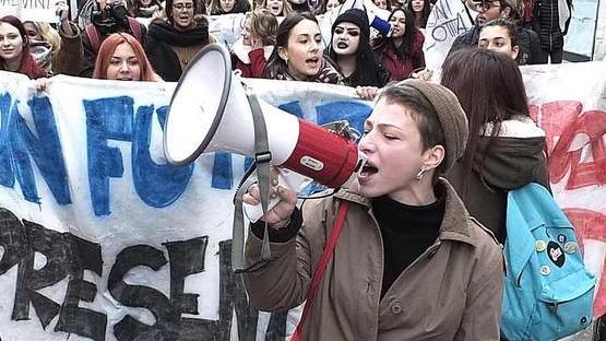 La protesta torna in piazza e dal corteo arriva la condanna agli studenti-vandali