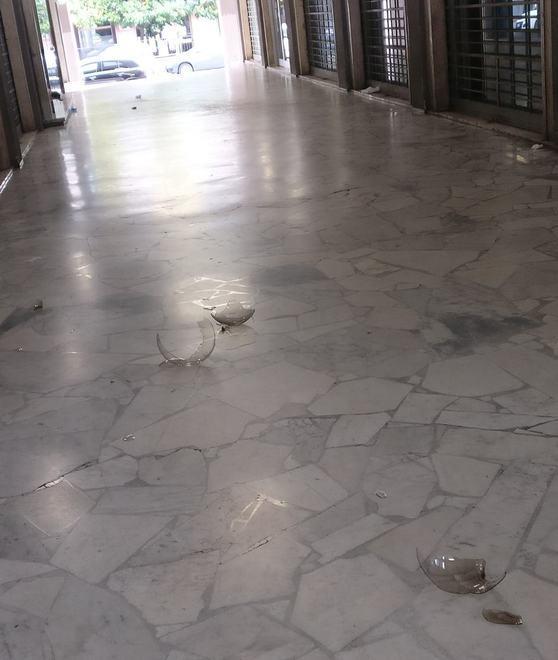 In frantumi i lampioni della galleria Garibaldi