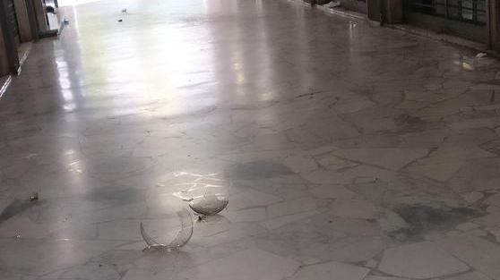 In frantumi i lampioni della galleria Garibaldi