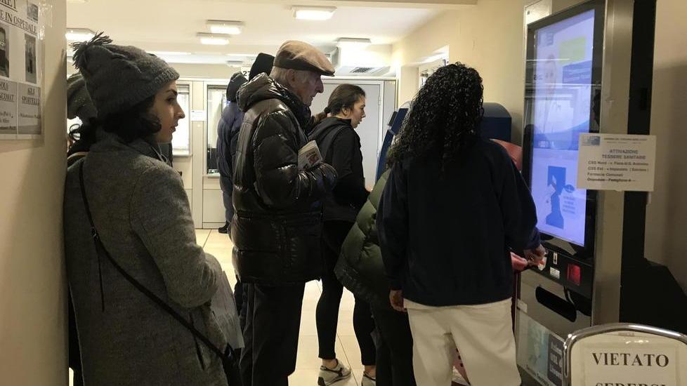 Caso Cup, l’Asl raddoppia i totem e apre 7 sportelli e al poliambulatorio sparisce (quasi) la fila