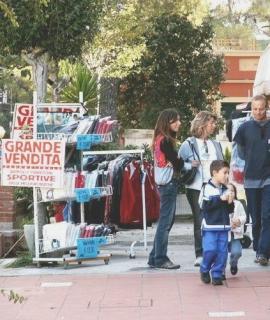 Piazza della Vittoria, il centro di Castiglioncello, e a destra la via Aurelia a Rosignano Solvay: due delle zone che hanno risentito di più della crisi dell’anno passato