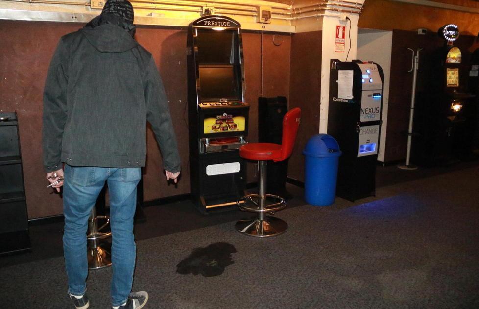 Perde duemila euro alle slot e tenta di bruciare il locale 