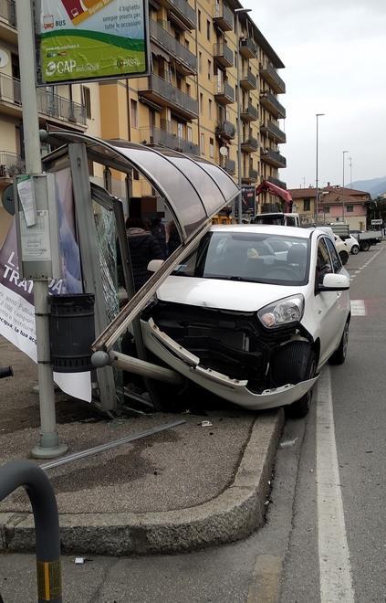 Auto sbanda e distrugge la pensilina del bus