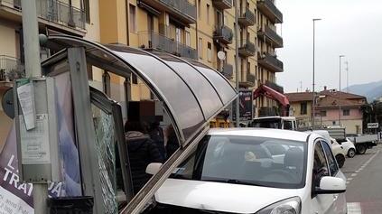 Auto sbanda e distrugge la pensilina del bus