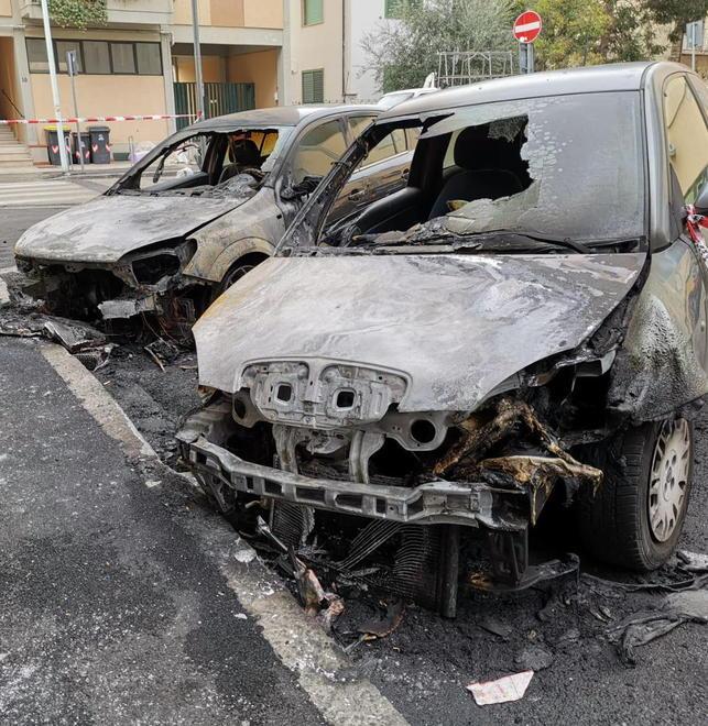 Due auto distrutte dalle fiamme a Mezzana
