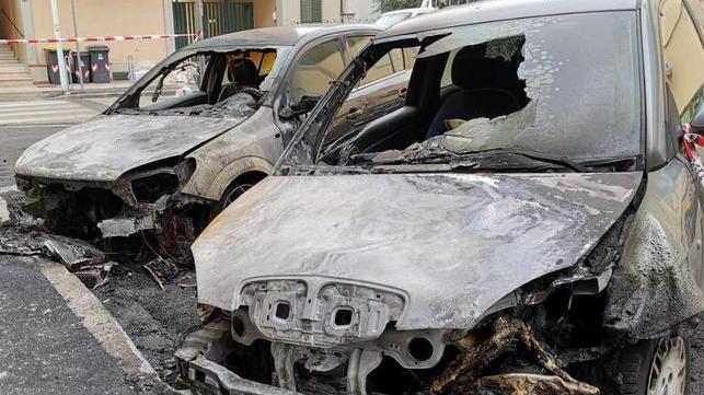 Due auto distrutte dalle fiamme a Mezzana