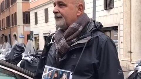 Il babbo di Elena protesta all’ambasciata