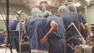 Chirurghi impegnati durante un’operazione