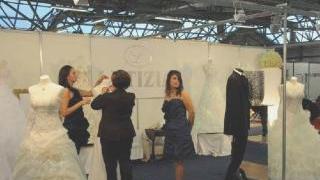 Uno stand di Toscana sposi e il pubblico della giornata inaugurale